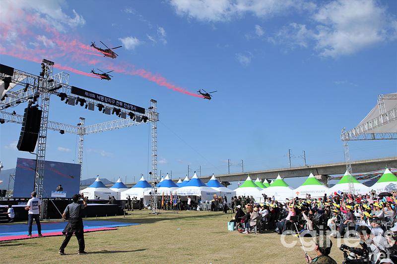 2019년 열린 낙동강 대축전에서 육군항공단에서 헬기축하비행을 하며 낙동강 하늘을 가르고 있다.jpg