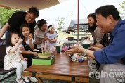 왜관읍 이병곤(74)씨 가족이 16일 칠곡보오토캠필장에서 캠핑을 즐기고 있다 .jpg
