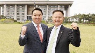 김재욱(오른쪽) 칠곡군수가 국회를 찾아 정희용 국회의원과 기념 촬영을 하고 있다..jpg