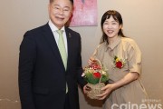 김재욱 칠곡군수는 스승의 날을 맞아 선생님들의 모임에서 회장을 맡은 장혜원 씨에게 할머니들이 마련한 카네이션과 꽃바구니를 전달했다..jpg