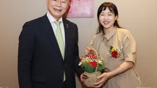 김재욱 칠곡군수는 스승의 날을 맞아 선생님들의 모임에서 회장을 맡은 장혜원 씨에게 할머니들이 마련한 카네이션과 꽃바구니를 전달했다..jpg
