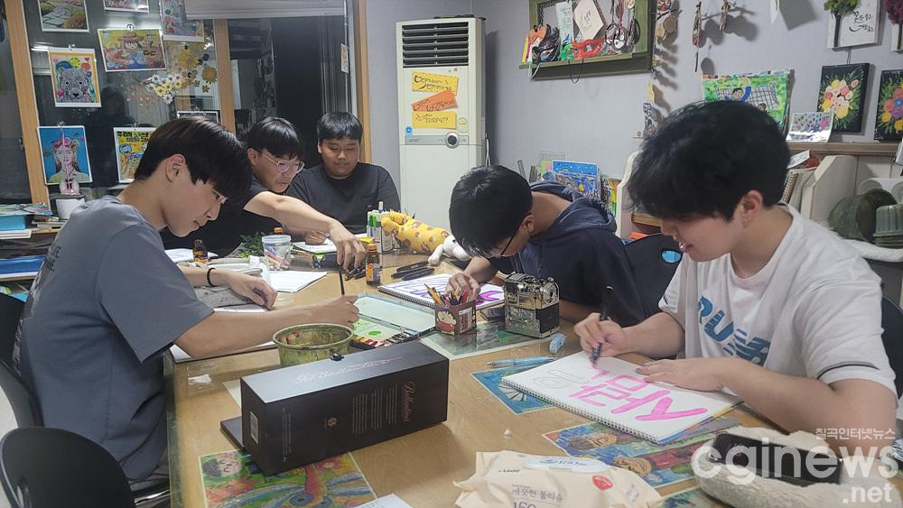 김동준 군과 친구들은 학원 수업이 끝난 늦은 저녁에 모여 김재욱 군수에게 보낼 장문의 글을 작성하고 워커 장군을 알리기 위한 퍼포먼스를 펼쳤다. (3).jpg
