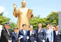 (사진1)지난해 7월 이승만 전 대통령 동상 제막식에 참석한 김재욱(오른쪽 3번째) 칠곡군수가 이철우 경북도지사를 비롯한 주요 내빈과 기념 촬영을 하고 있다..jpg