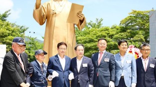 (사진1)지난해 7월 이승만 전 대통령 동상 제막식에 참석한 김재욱(오른쪽 3번째) 칠곡군수가 이철우 경북도지사를 비롯한 주요 내빈과 기념 촬영을 하고 있다..jpg